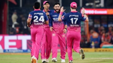 [CRK] আইপিএল ২০২৬: ডাকআউটে ফোন ব্যবহারের জন্য রাজস্থান রয়্যালস ম্যানেজার রবিন্দের ১ লাখ টাকা জরিমানা