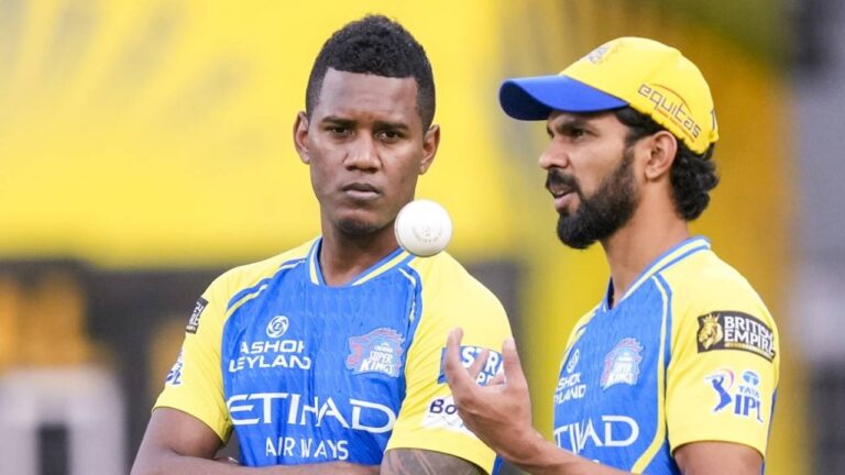 CSK বনাম MI: আইপিএলের চিরপ্রতিদ্বন্দ্বী দুই দল এখন টিকে থাকার লড়াইয়ে